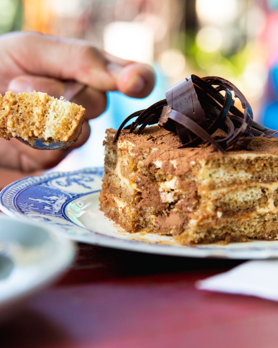Torta de ChirinBakery con café