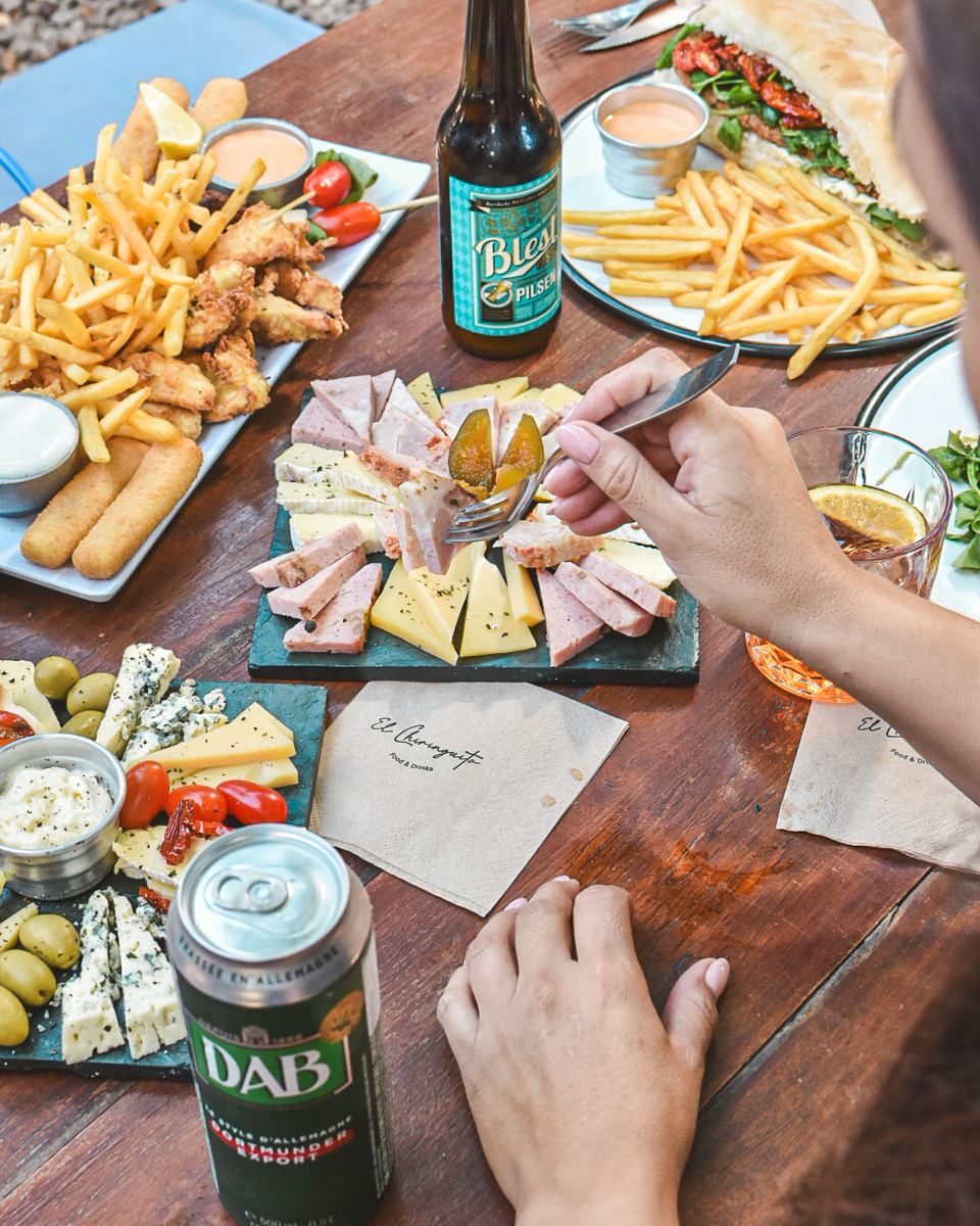 Picada, papas y cerveza en El Chiringuito