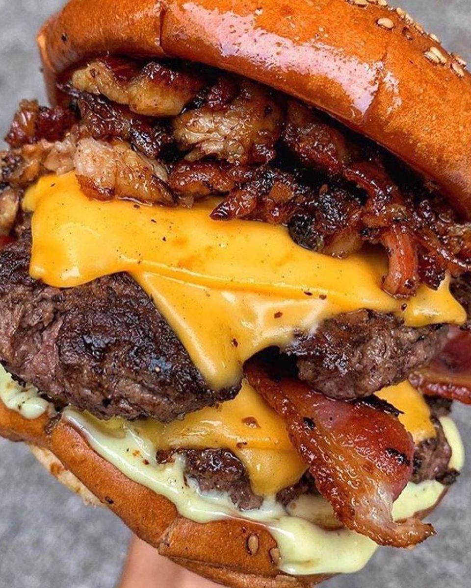 Hamburguesa doble con cheddar y bacon