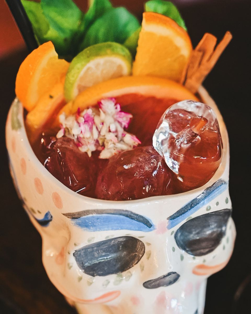 Trago tiki en vaso calavera