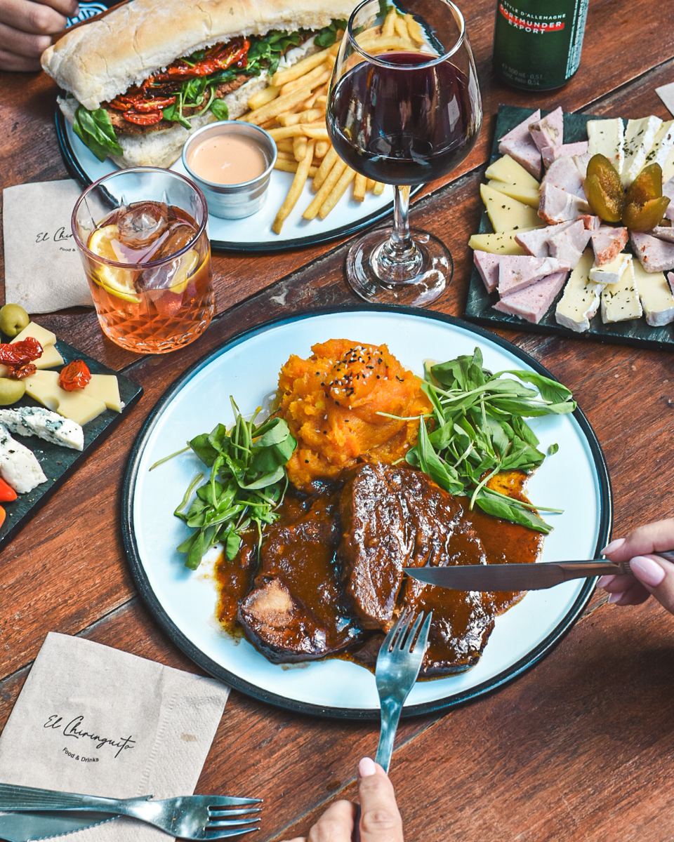 Mesa con costillas y sándwiches en El Chiringuito