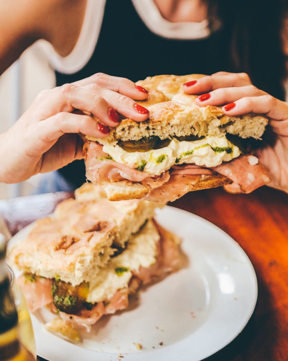 Focaccia de jamón tomada con las manos