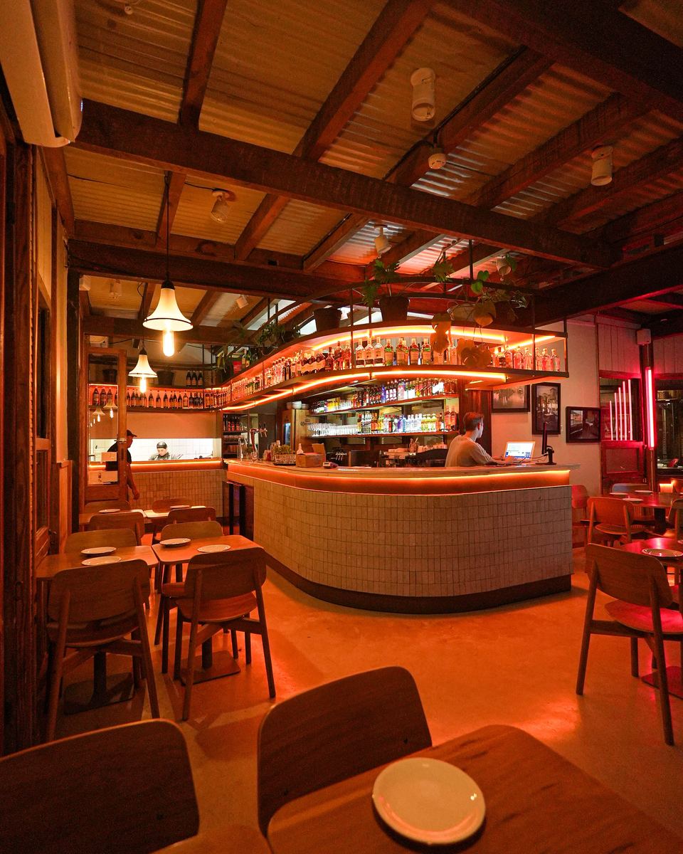Barra y salón del Chiringuito Lounge