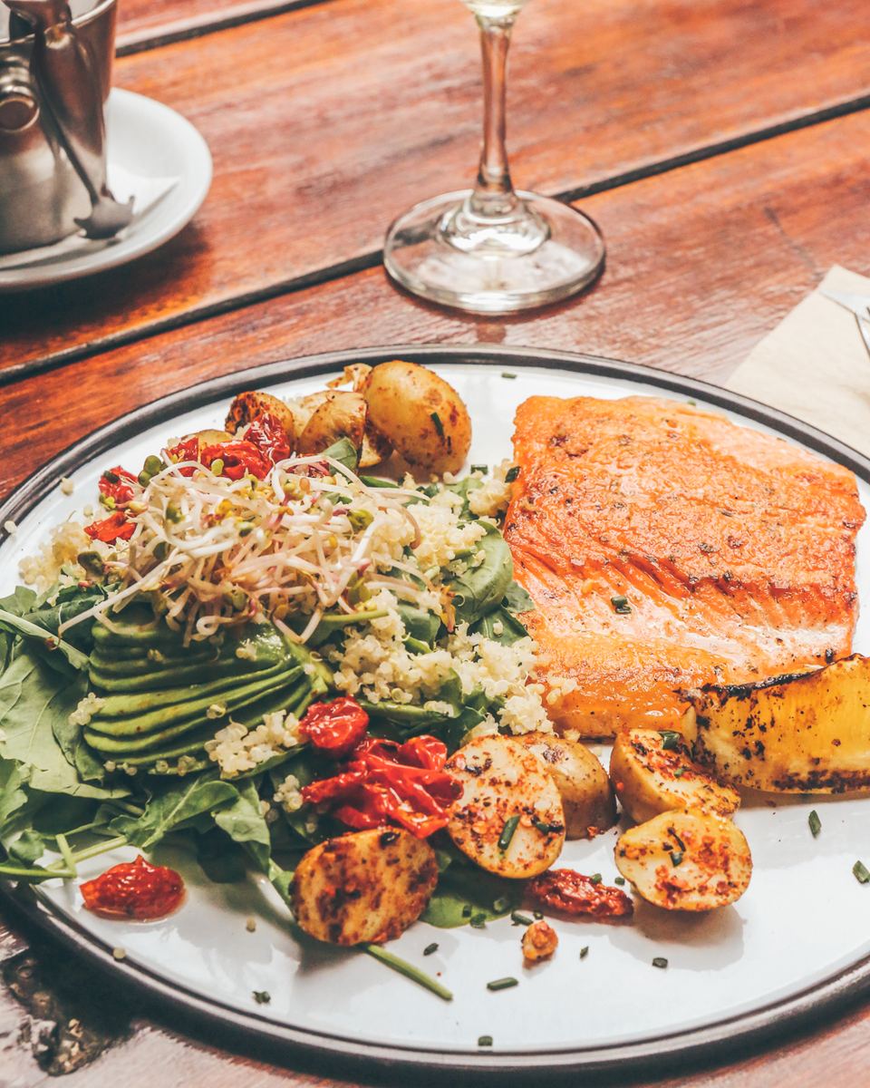 Salmón con vegetales y vino blanco en el Lounge