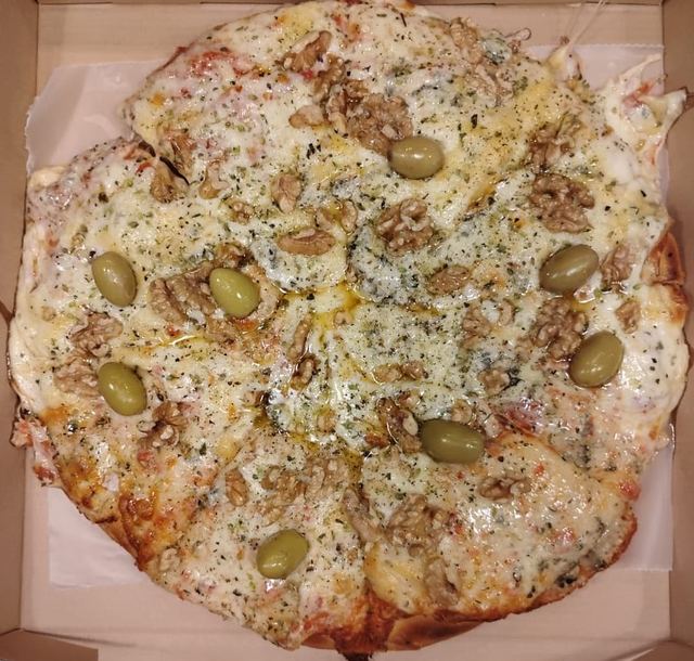 Pizza cuatro quesos con miel y nueces